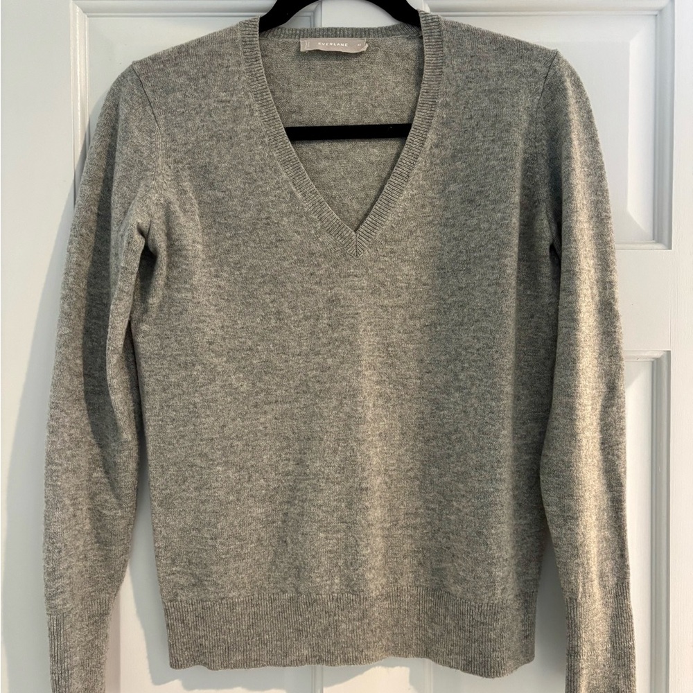 Everlane grey cashmere v neck sweater in size extra small.